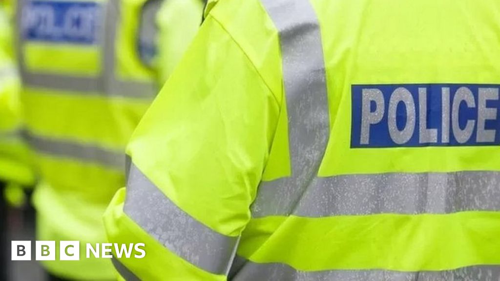 Boys arrested after attempted armed robbery in Swindon - BBC News