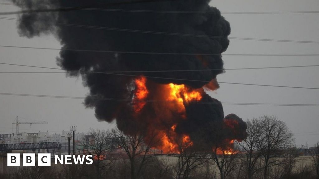 War in Ukraine: Russia accuses Ukraine of attacking oil depot