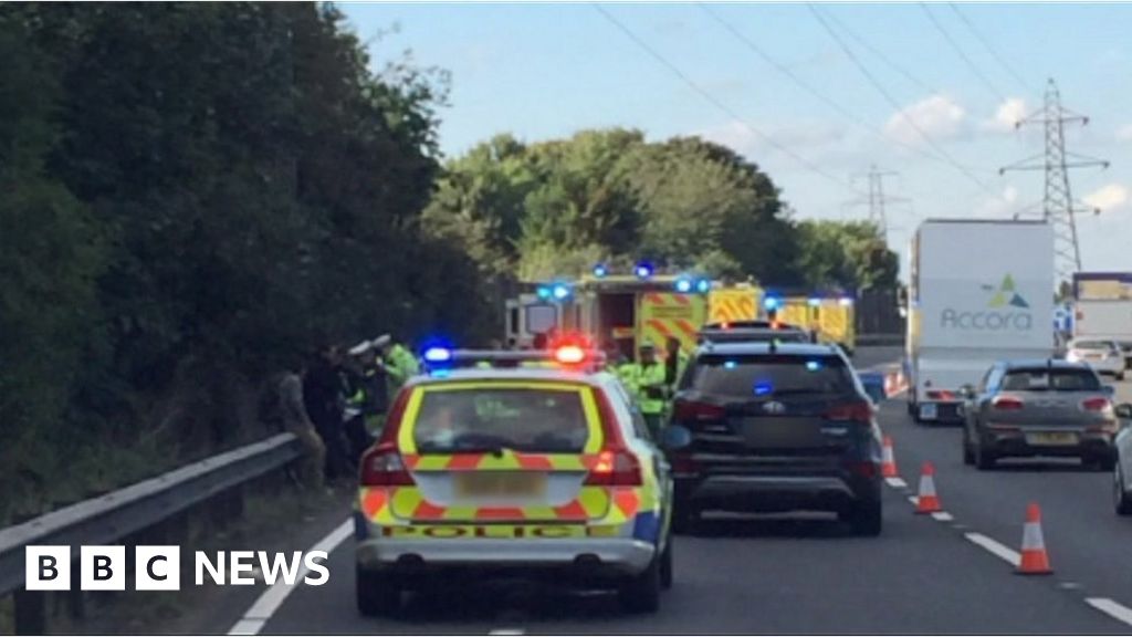 Sixteen suspected illegal immigrants found in lorry on M1 - BBC News