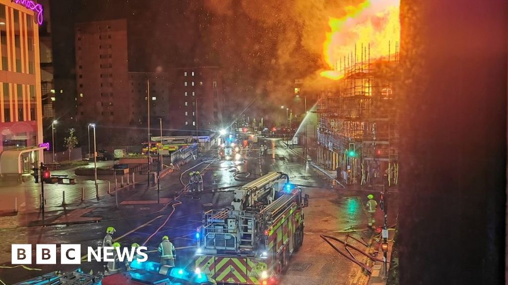 Fire crews tackle large blaze in Glasgow city centre - BBC News