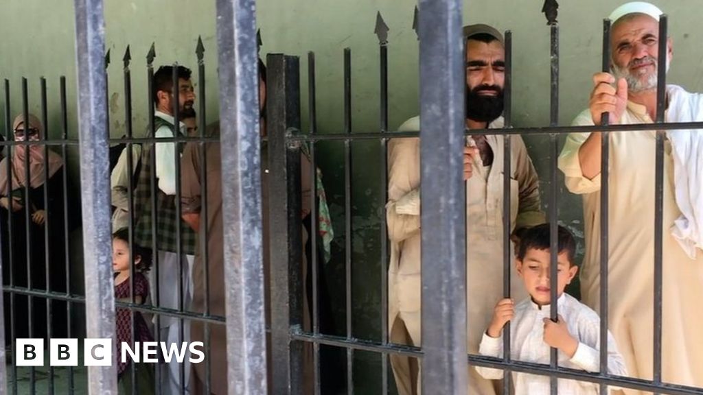 Afghanistan: Pakistan fences off from Afghan refugees