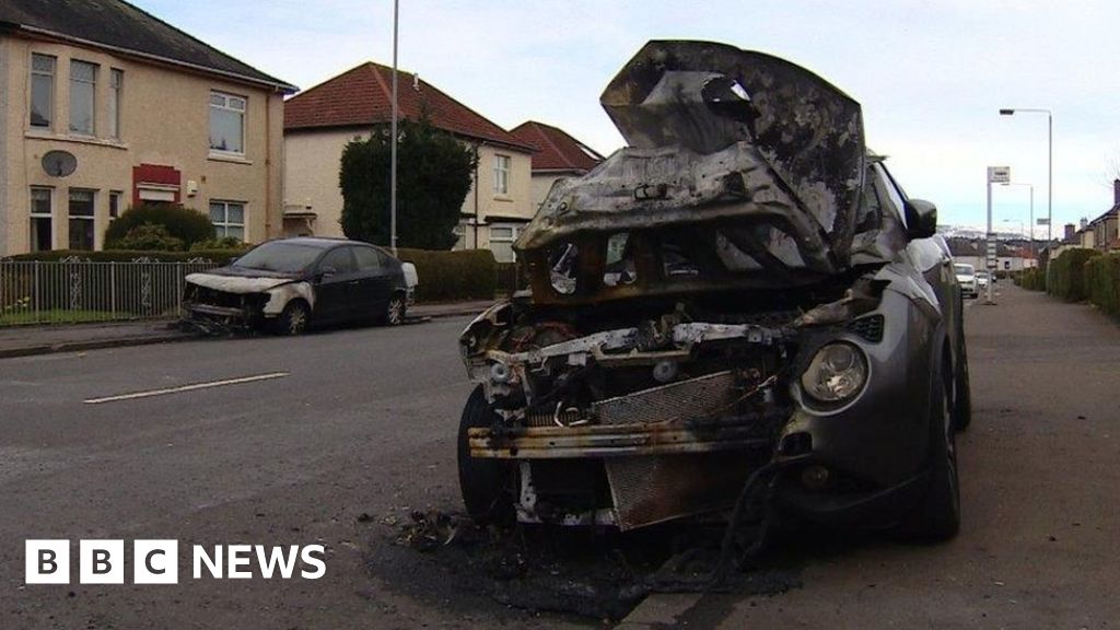 Three cars set alight in nearby streets in Glasgow - BBC News