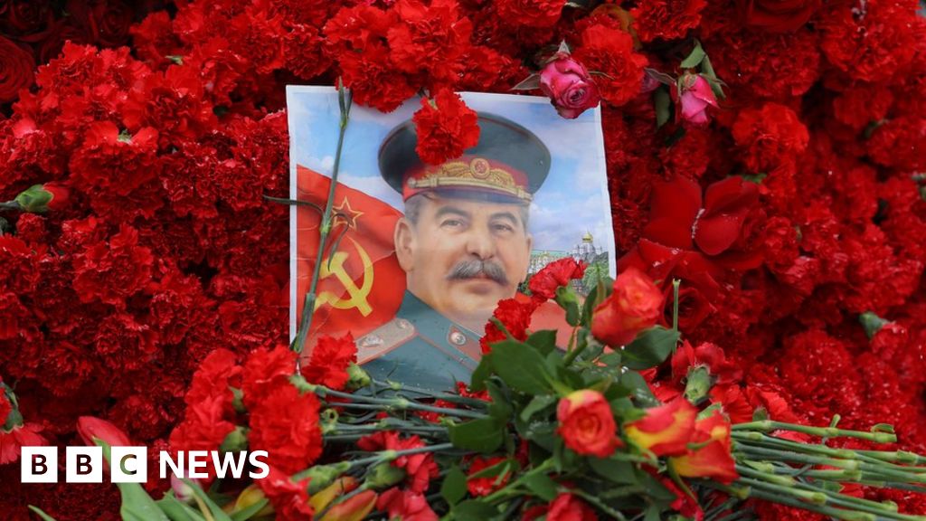Руски свещеник беше порицан за това, че благославя статуята на Сталин