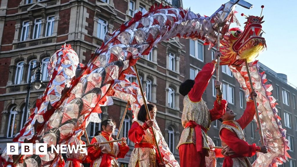 China celebrates colourful Lantern Festival - BBC News