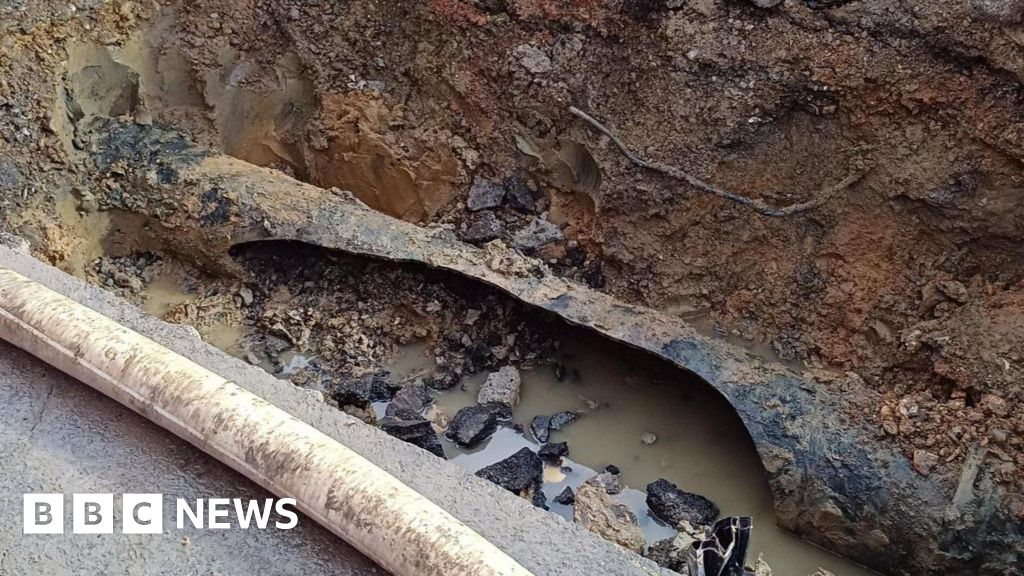 Crystal Palace: Thames Water fixes burst pipe to restore supplies - BBC