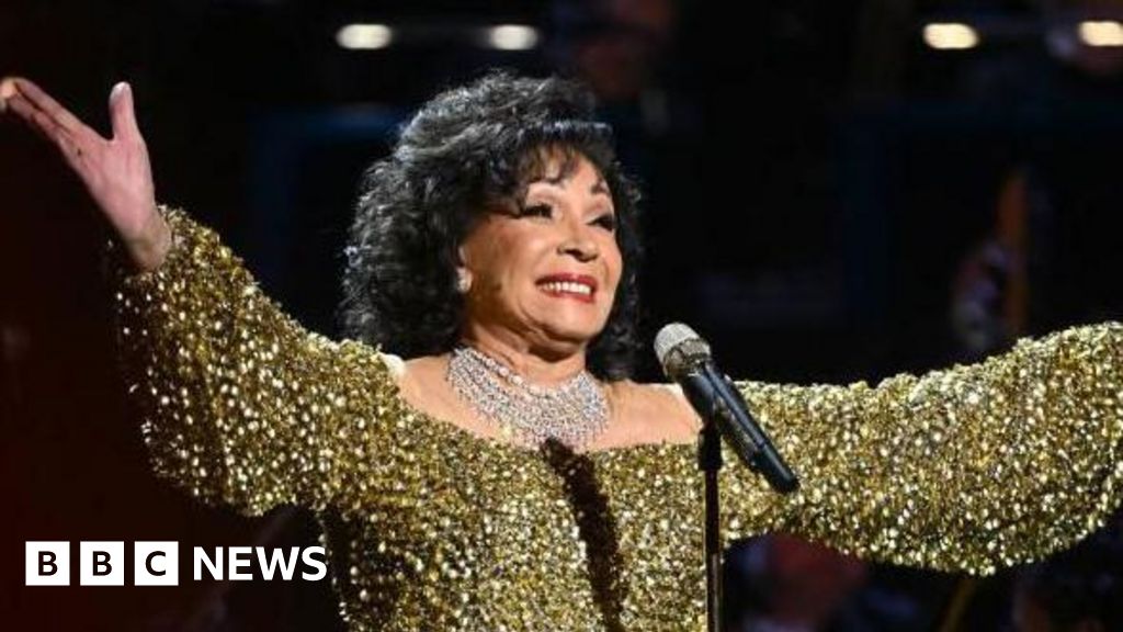 Shirley Bassey breaks record for jewellery auction