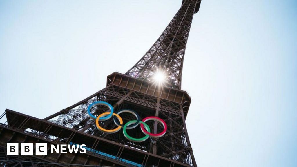 Man arrested for climbing Eiffel Tower