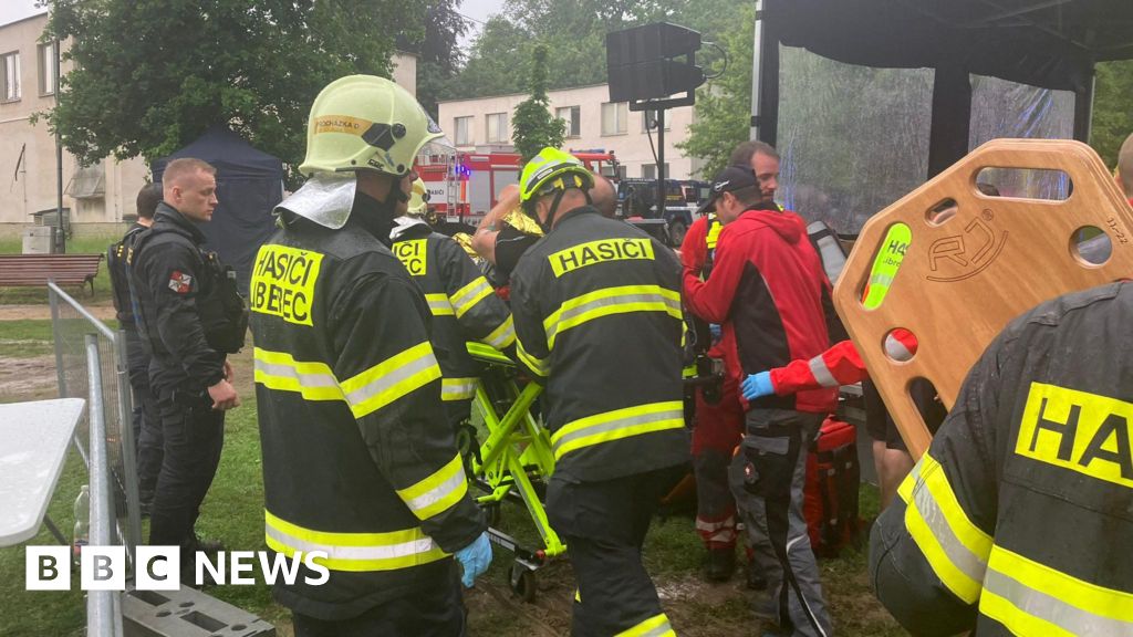 Осемнадесет души бяха ранени в Чешката република след като дърво