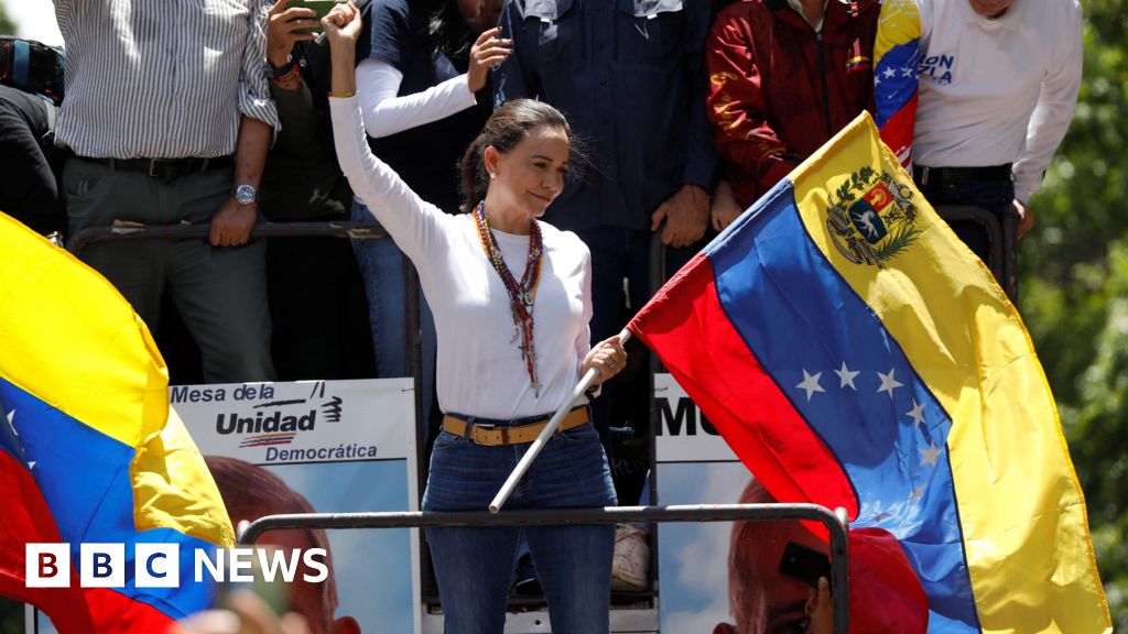 Líder opositor venezolano habla durante manifestación en medio de amenazas de arresto