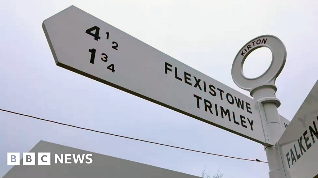 Felixstowe misspelled on Kirton village signpost 