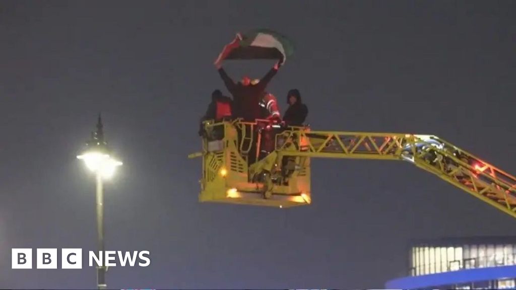 Man arrested after climbing Palace of Westminster