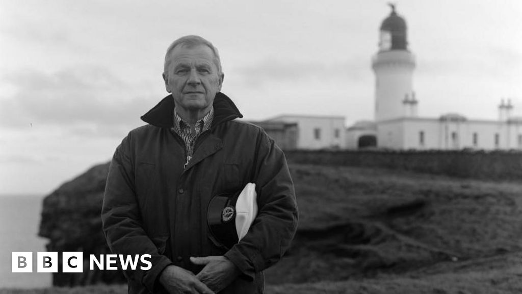 美品FINDERS KEEPERS FOOTBALL TECH TEE XL 美品FINDERS KEEPERS FOOTBALL TECH TEE XL