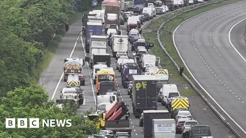 M4 in south Wales reopens both ways after police incident - BBC News