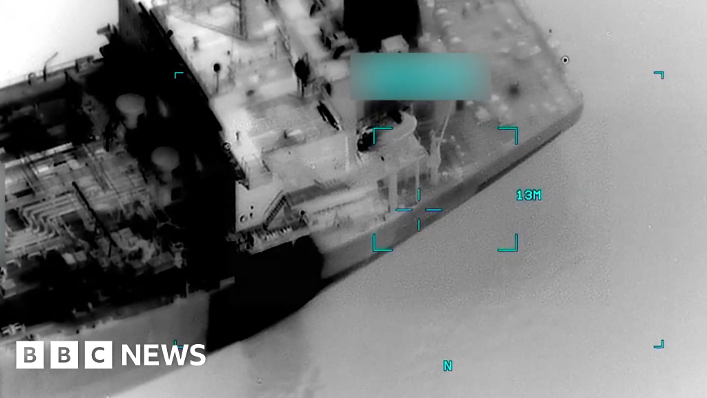 Трима индийски моряци са изчезнали, след като САЩ съобщиха, че са ударили танкер в Оманския залив