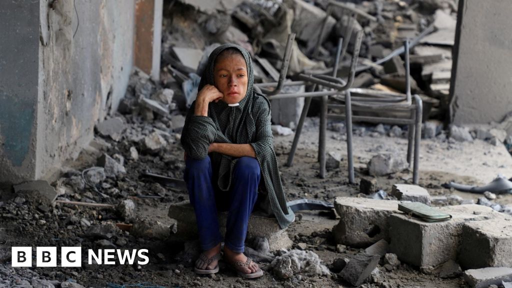 Israel 'tightens siege' of Gaza City as Hamas reviews Trump peace plan