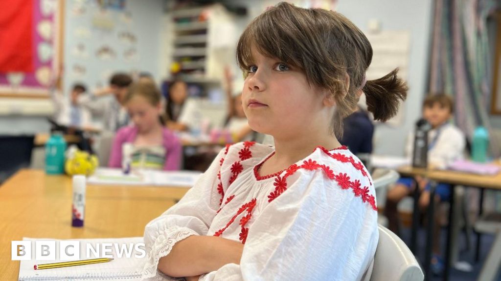 子供と親はジャージーでルーマニアの授業を称賛しています