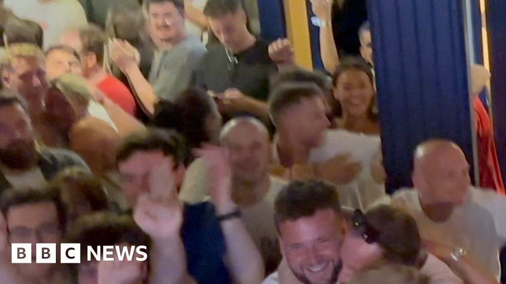 Mga tagahanga sa Guernsey at Jersey nagdiwang sa panalo ng England