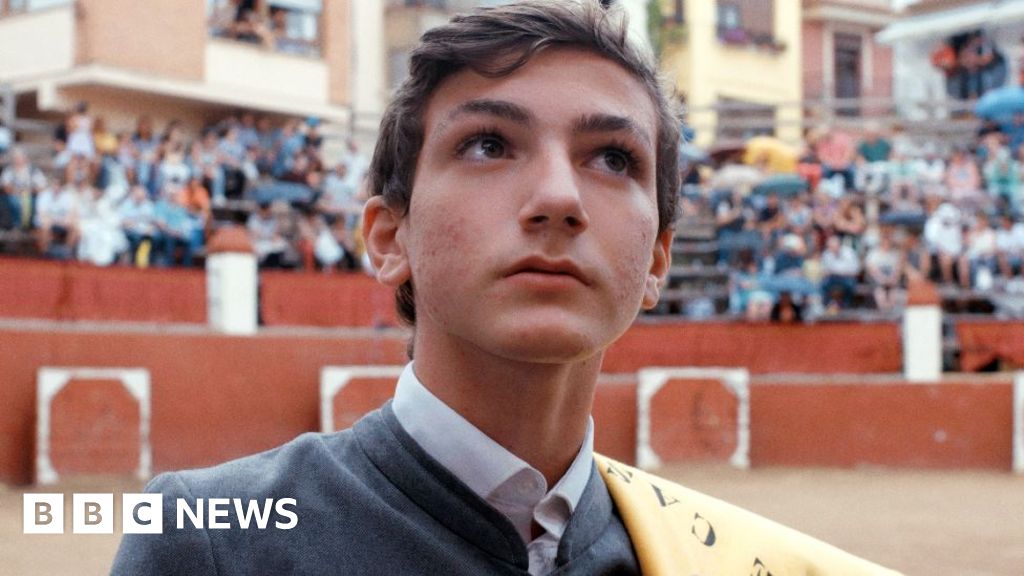 Момче се бори с традицията в испанския град за корида