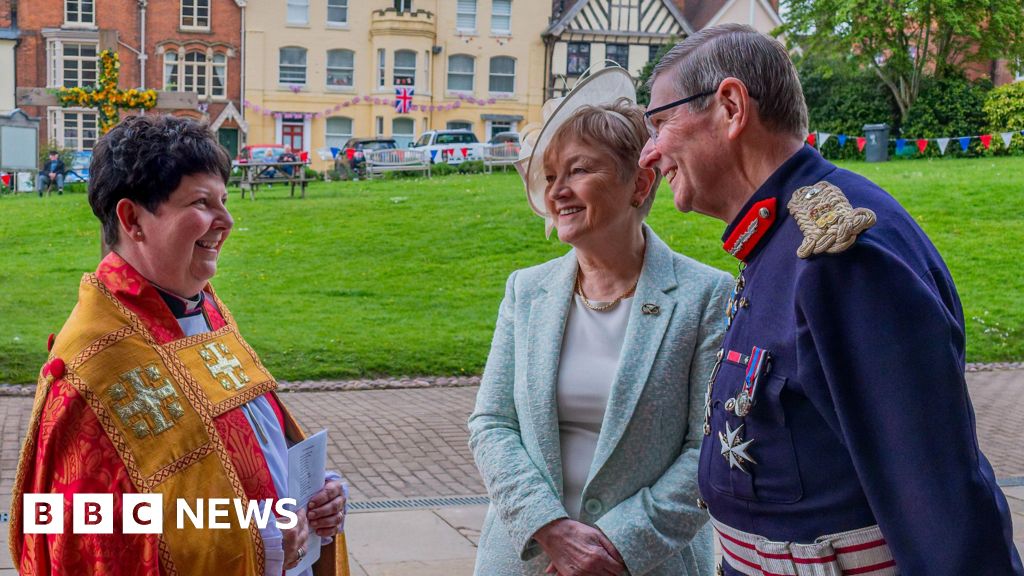 First ever female Dean of Lichfield appointed - BBC News