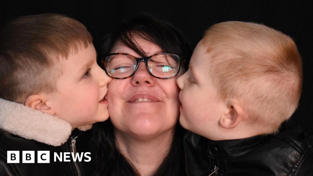 Mother has difficulty telling her sons about the fatal diagnosis