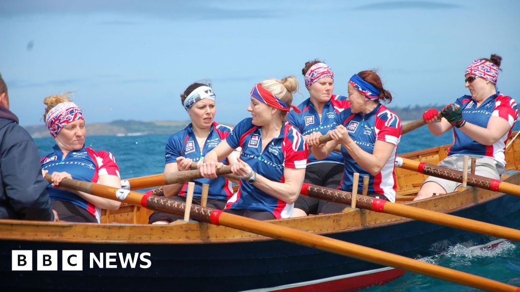 Gig rowers head to Scilly for world championships - BBC News