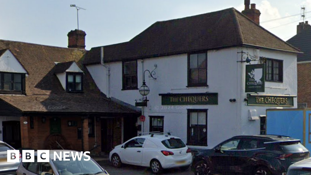 Pub in Essex retains licence despite ‘ear-biting’ incident