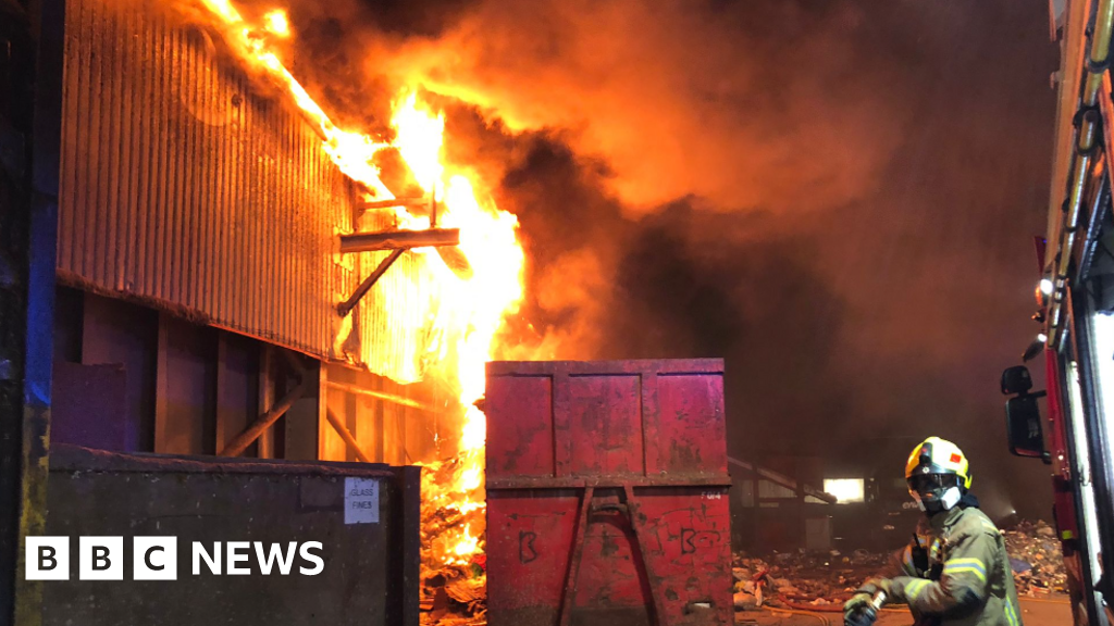 Firefighters Contain Blaze at Nottinghamshire Recycling Centre