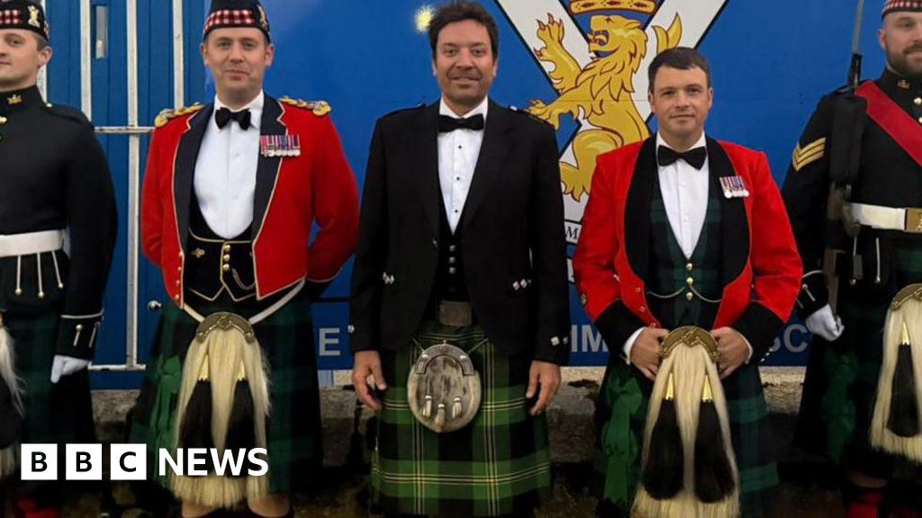 US chatshow host Jimmy Fallon borrows kilt for dinner with soldiers in Scotland