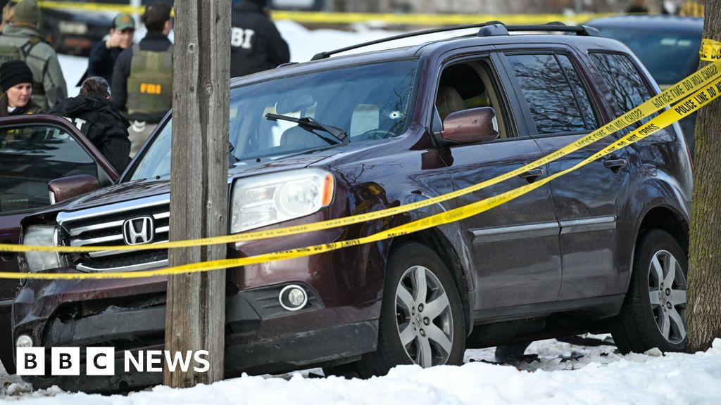 Video shows moment US immigration agent fatally shoots woman