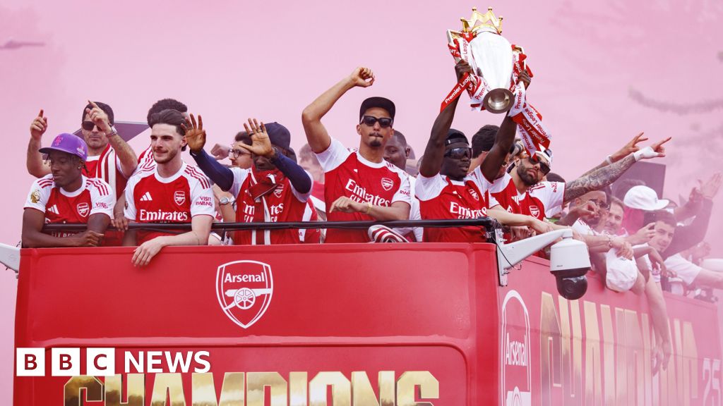 Arsenal fans turn streets red for victory parade