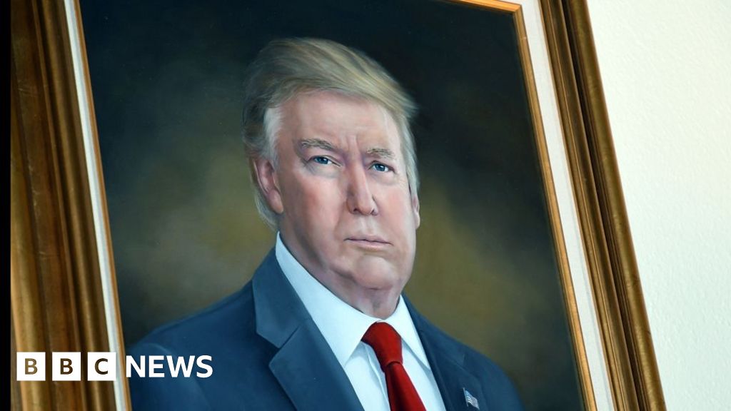 Trump bemoans a painting of him - but gets a new one from Putin thumbnail