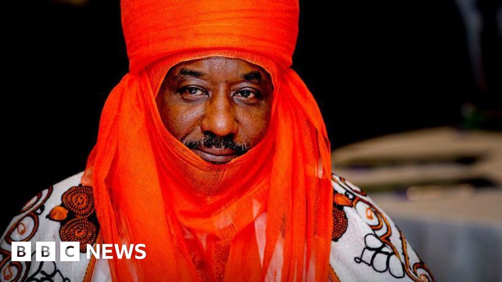 Помпозност и драма, тъй като сваленият нигерийски емир се завръща на трона