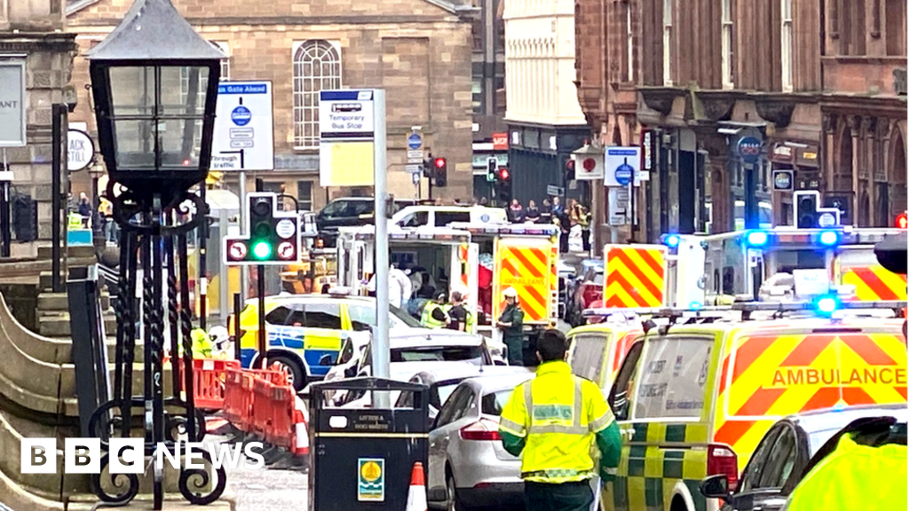 'Three stabbed to death' in Glasgow city centre