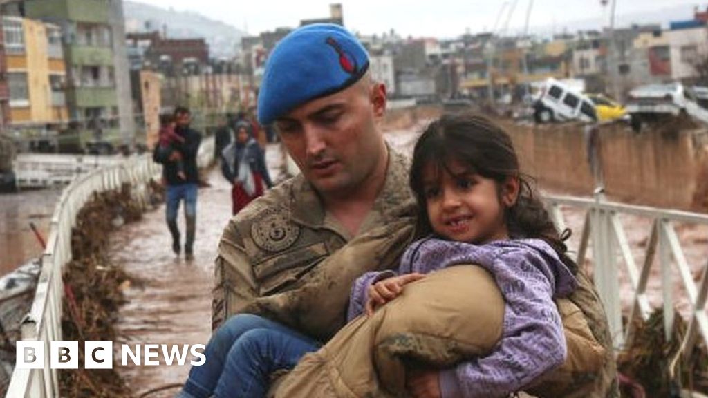 トルコの洪水で地震に見舞われた 2 つの都市が浸水し、14 人が死亡