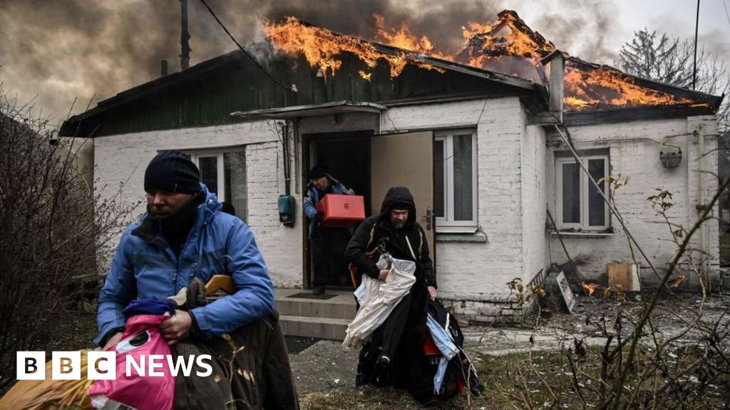 War in Ukraine: Citizens evacuate town of Irpin as homes are destroyed