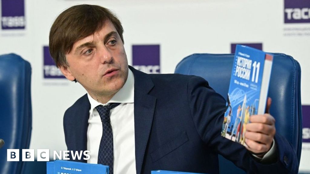 Властите в Москва разкриха нов учебник, който има за цел