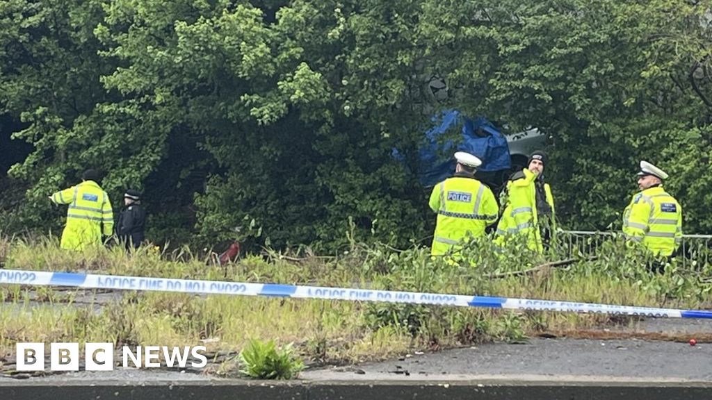 Brent Cross: Three men killed after car crashes down embankment - BBC News