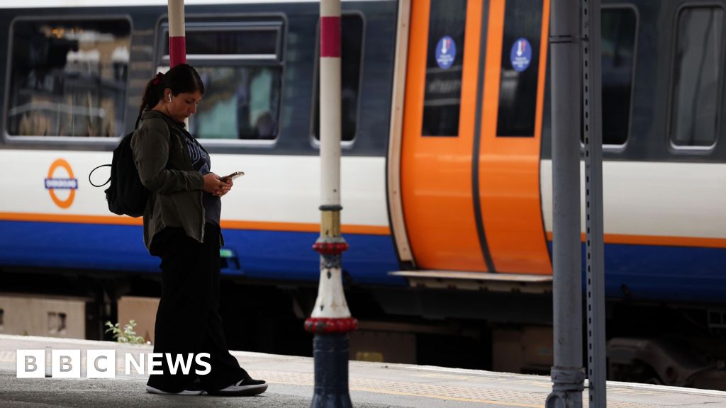 Rail passengers warned of delays in south London for signal works - BBC