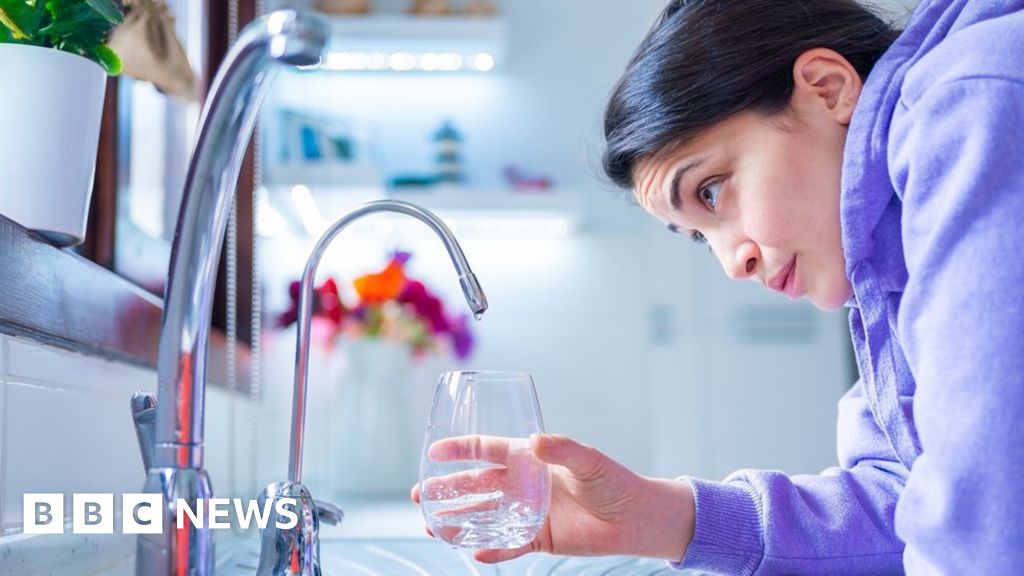 Горячая вода в стакане. Горячая вода. Рука держит стакан. Рука держит стакан. Мыть руки.