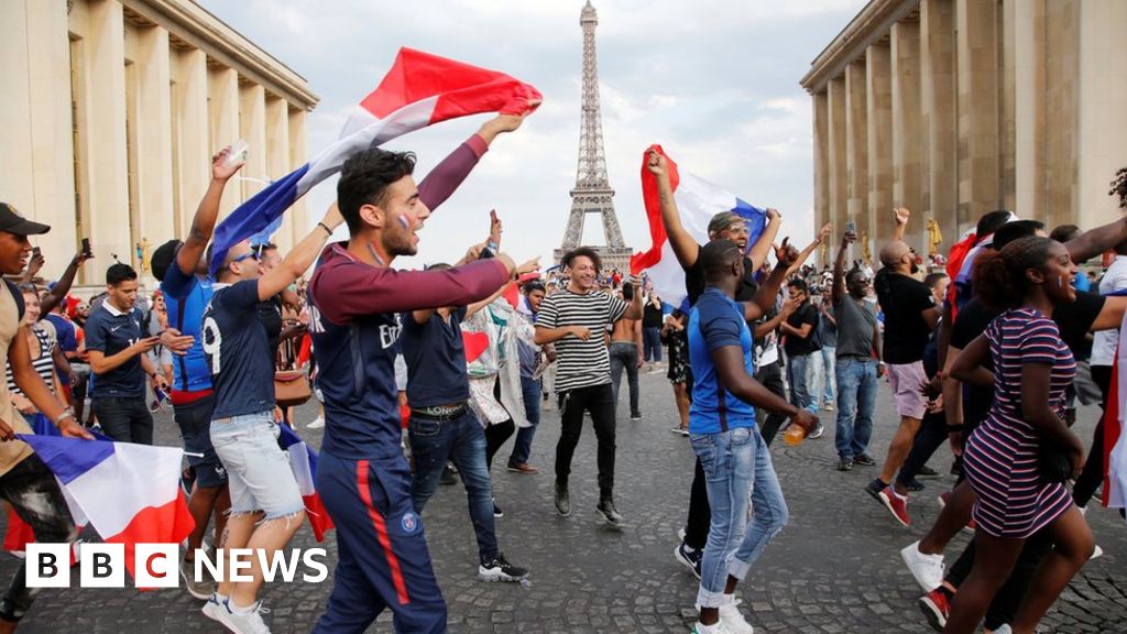 Болельщики на трибунах футбол. Идущие болельщики. Футбольные хулиганы санкт петербург. Футбольные хулиганы англии. Фанаты идут на стадион.
