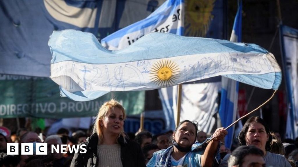Cristina Fernández de Kirchner: Argentines rally after botched assassination attempt