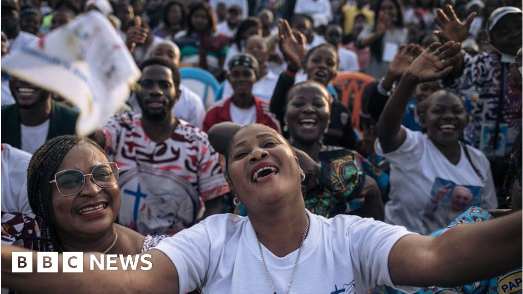 Pope Francis in DR Congo: A million gather for Kinshasa mass