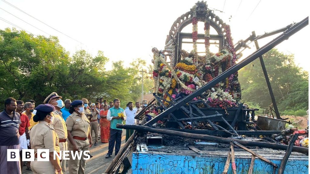 Thanjavur accident: Eleven electrocuted in India temple procession - BBC Ne