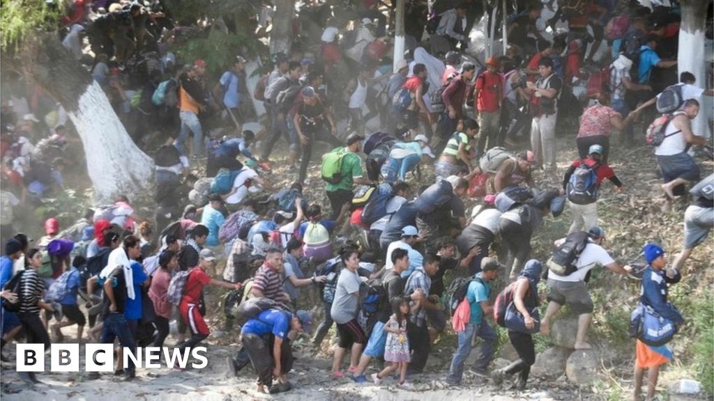 Hundreds of US-bound migrants cross river to reach Mexico
