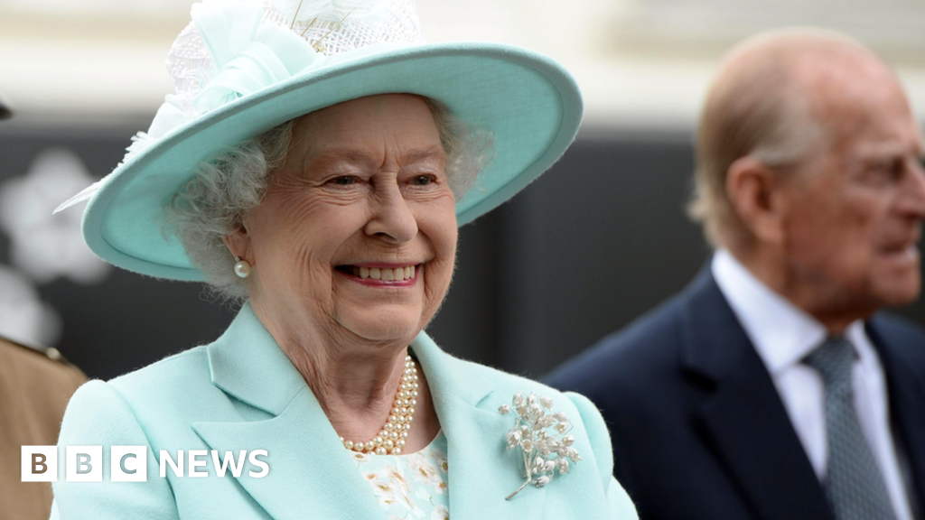 Queen Elizabeth II: Northern Ireland and the Republic pays tribute