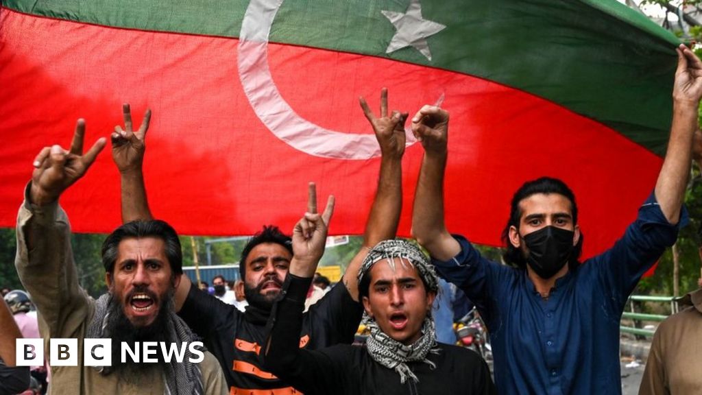 Пакистан: Поддръжниците на Имран Хан са накарани да млъкнат, но са решени