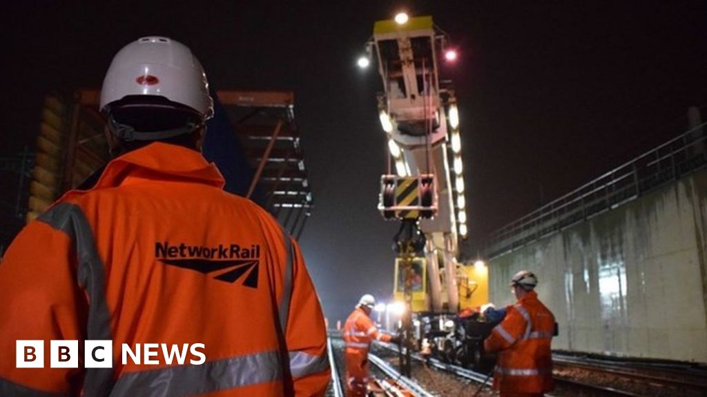 Great Western Main Line: £90m upgrade work contracts awarded - BBC News