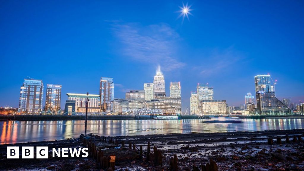 Archaeological treasures hiding in London's mud - BBC News