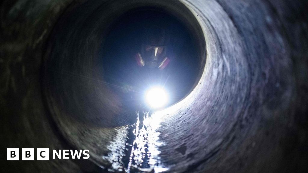 Hong Kong Polytechnic University: Protesters attempt sewer escapes - BBC News