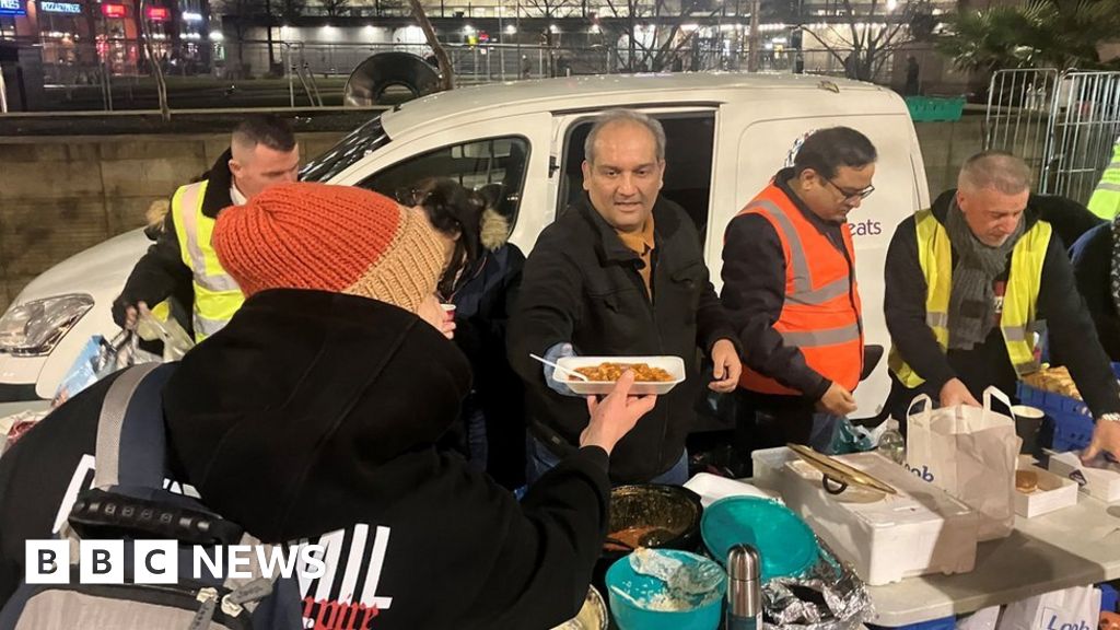 Manchester street kitchen 'Free hot meals stop me starving' BBC News